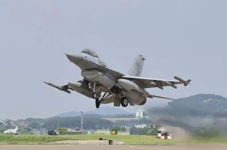 韩军KF-16战机在美基地坠毁