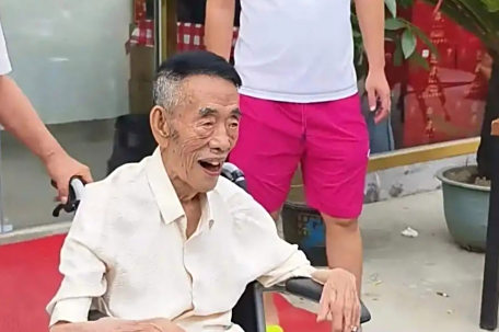 杨少华上午还被推着参加剪彩