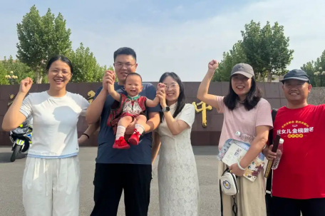 1岁小朋友恰逢生日穿旗袍为姑姑送考