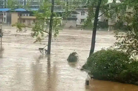 女子遇洪水被连人带车冲走后失联
