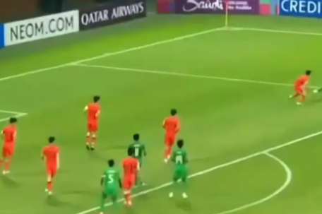 U20国足输球 女球迷哽咽流泪