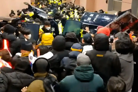 尹锡悦铁粉打砸法院 砸墙破窗抢盾牌