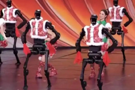 外国人被春晚机器人扭秧歌震撼到