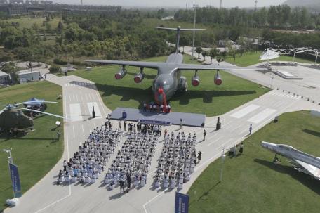 “胖妞”运-20头戴大红花亮相