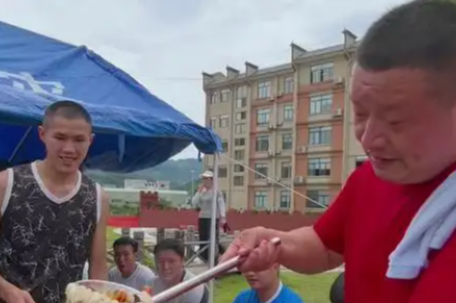 河南大哥扛6000份烩面驰援榕江灾区 