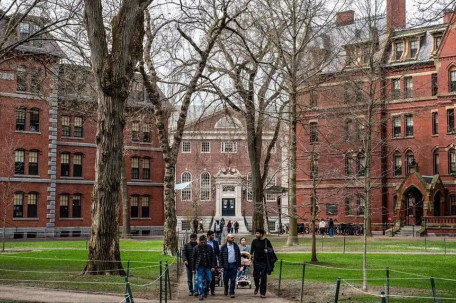 美暂停哈佛大学招收国际学生资格