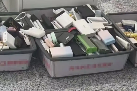 成筐充电宝被拦 有人当场崩溃