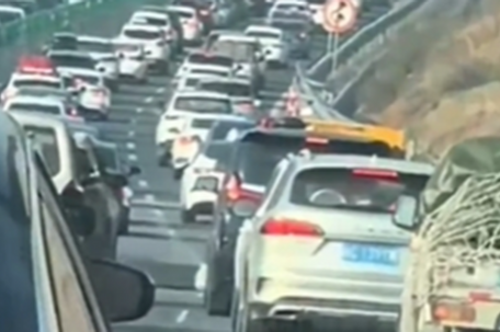 女子讲述春节自驾回家被堵高速