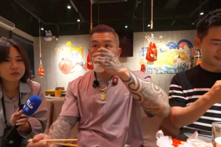 台网红“馆长”被投喂茶叶蛋榨菜