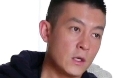 曝陈冠希飞机上与机组人员吵架