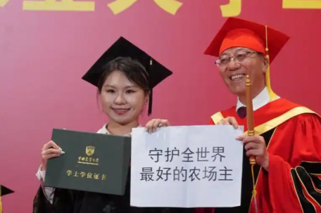 63岁中国农大校长全程站立拨穗14小时 