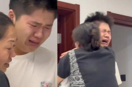 男生复读3年高考查分喜极而泣