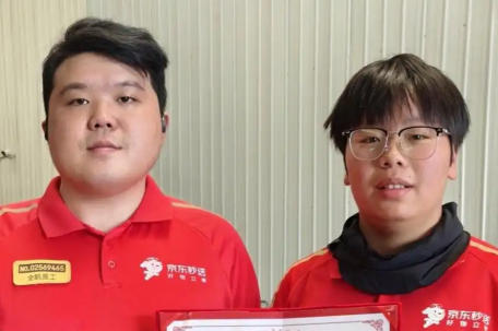 独自养活3弟妹的女生遭堵门：被吓到