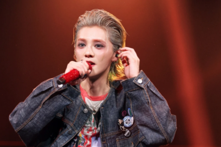 鹿晗手机屏保疑似是和关晓彤的合照 