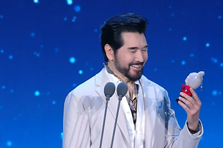 费翔收到全球限定款Labubu