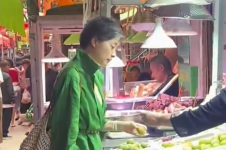 演员吴越逛菜市场