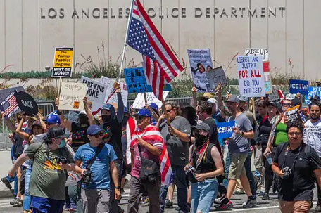 美数十万人上街抗议特朗普政府