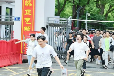 连续4场首个冲出考场的男生这次输了