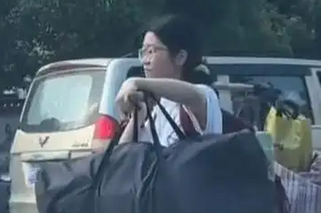 女生高考完独自挑一扁担行李回家