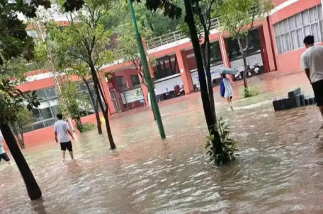 中考赶上暴雨 湖南一学生游泳赶考