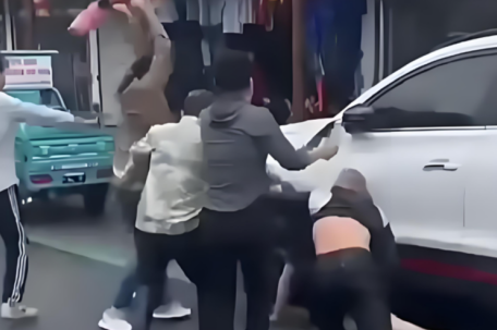 游客被围殴 副镇长等多人被处理