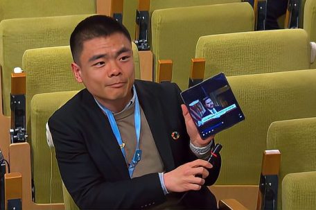 中国记者联合国质问万斯乡巴佬言论