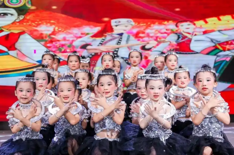 彩色眼影全卖给六一汇演了