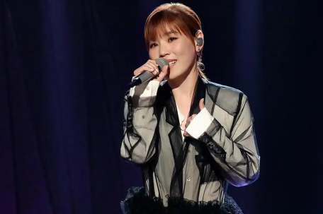 李佳薇：当年卖房业绩还不错