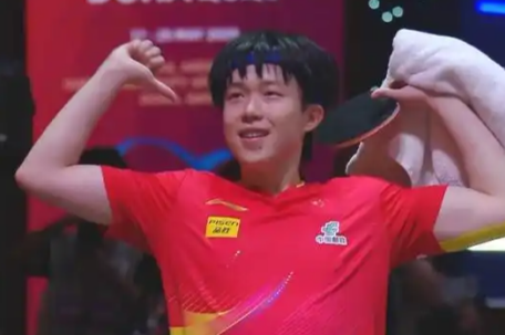 王楚钦冠军点叫暂停