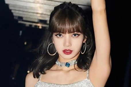 Lisa演唱会丢掉粉丝送的LABUBU