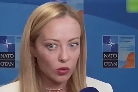 意总理北约峰会上表情丰富引热议