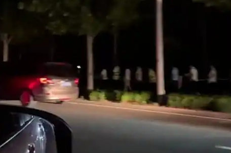 山东一地凌晨数十人蒙眼列队湖边走