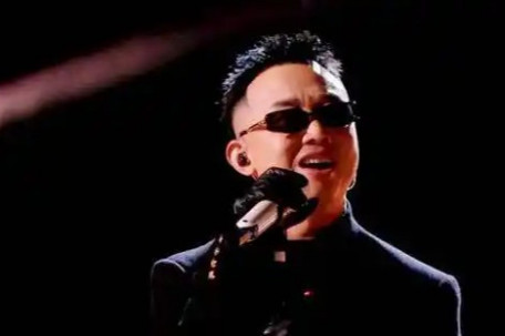 GAI还是带上墨镜唱歌吧 