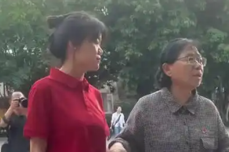 张桂梅向民警求助