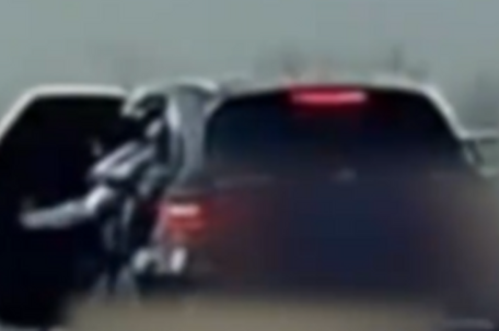 小车高速行驶途中女子跳车