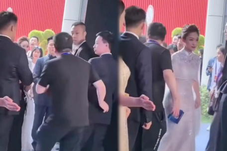 任鲁豫蓝羽参加电影节被拦:没带证件