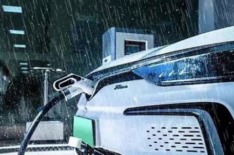 下雨开新能源电车会触电？谣言