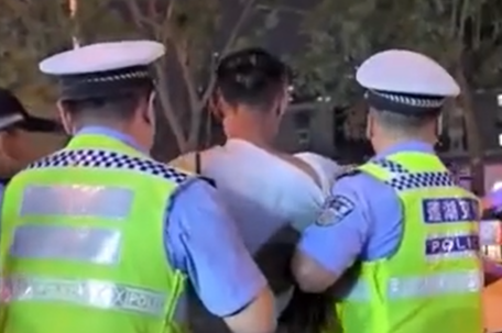 男子辱骂交警被打断9根肋骨获赔14万 