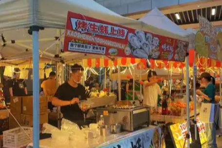 大学生涌入“卷”疯的摆摊赛道