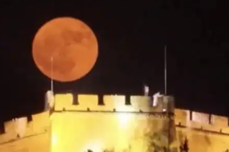 八达岭现最低满月“贴地飞行”奇观