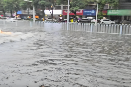 长沙暴雨：楼梯成瀑布 积水没过轮胎