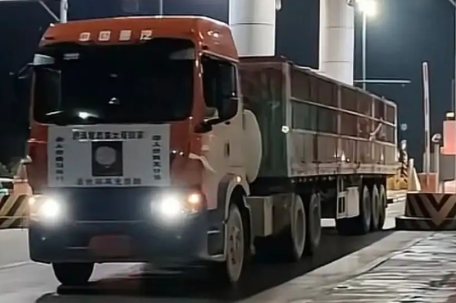卡友跨2400公里送缺氧离世司机回家
