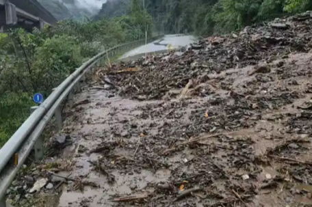四川甘孜一地泥石流 有房屋被冲毁