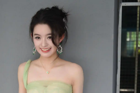 黄杨钿甜同款耳环仿款售价不到百元