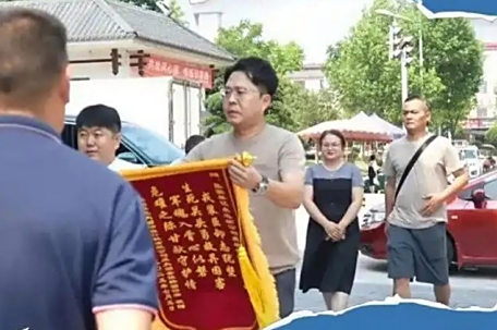 司机救一车韩国游客 不认定见义勇为 