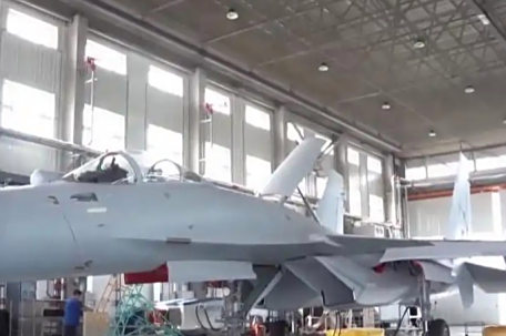 歼15T被抢镜 现实版《主角和配角》