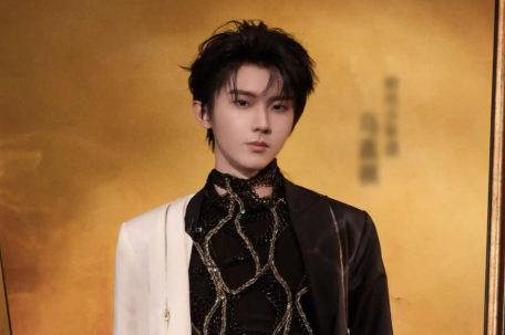 马嘉祺被淘汰嘴角上扬压不住 