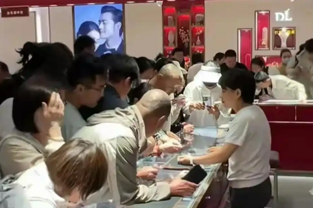 胖东来和田玉专柜被“挤爆”