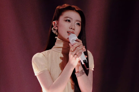 网友吐槽单依纯风格单一