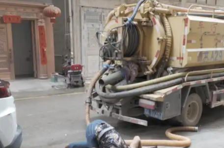 月入5万女生辞职后陪父亲掏粪